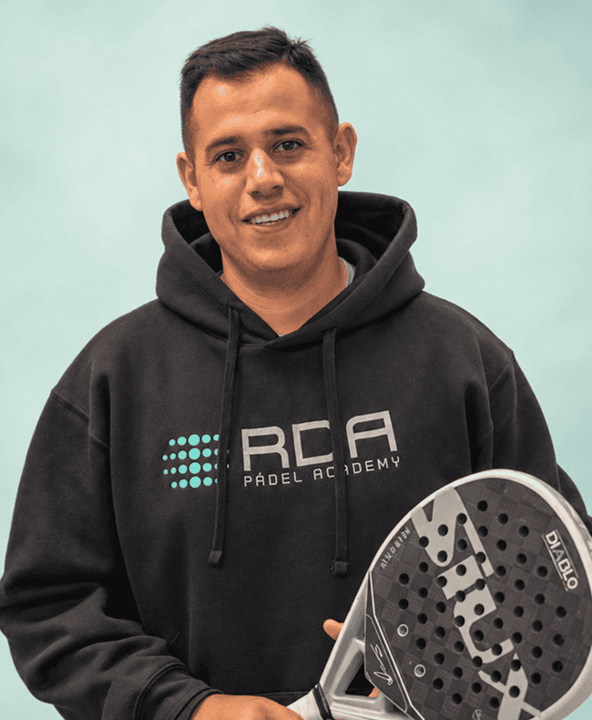 Mario, entrenador de RDA Pádel Academy en Oviedo, cliente de Netneo
