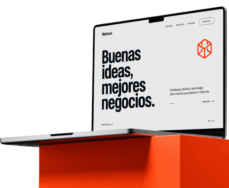Portátil con una web diseñada por Netneo, sobre un pedestal naranja